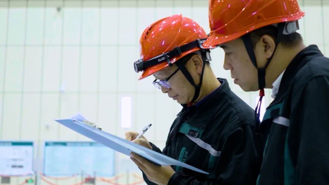 鏡頭裡(lǐ)的故事(shì)——至愛無言,英雄掌燈人(圖6) 640 (1).jpg