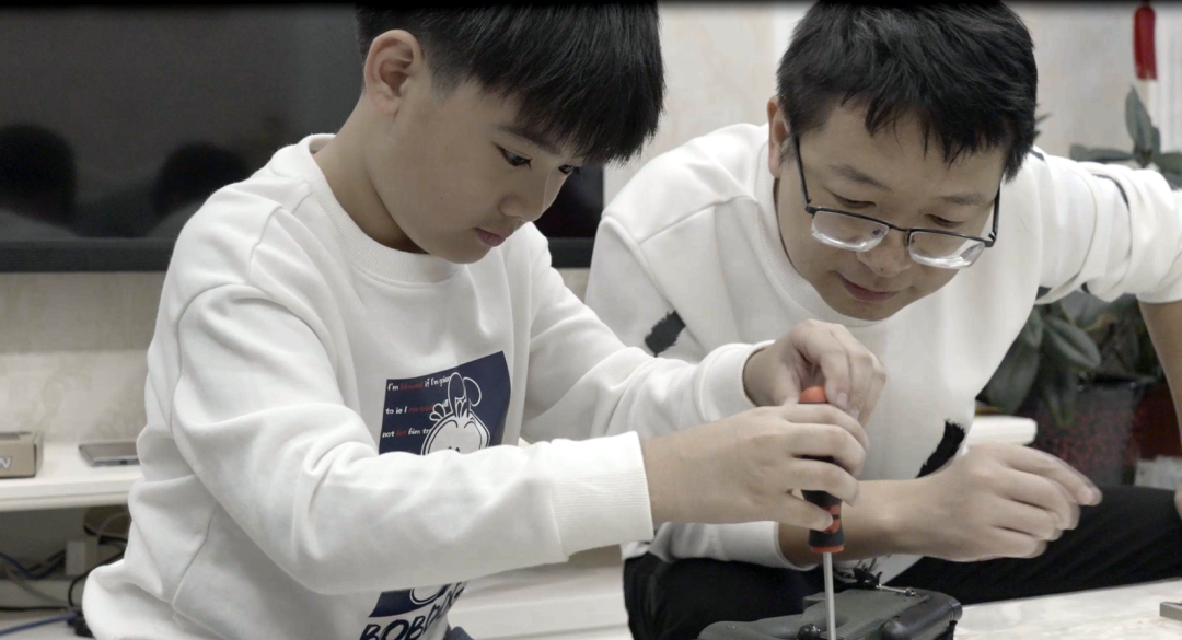 鏡頭裡(lǐ)的故事(shì)——至愛無言,英雄掌燈人(圖9) 640.png